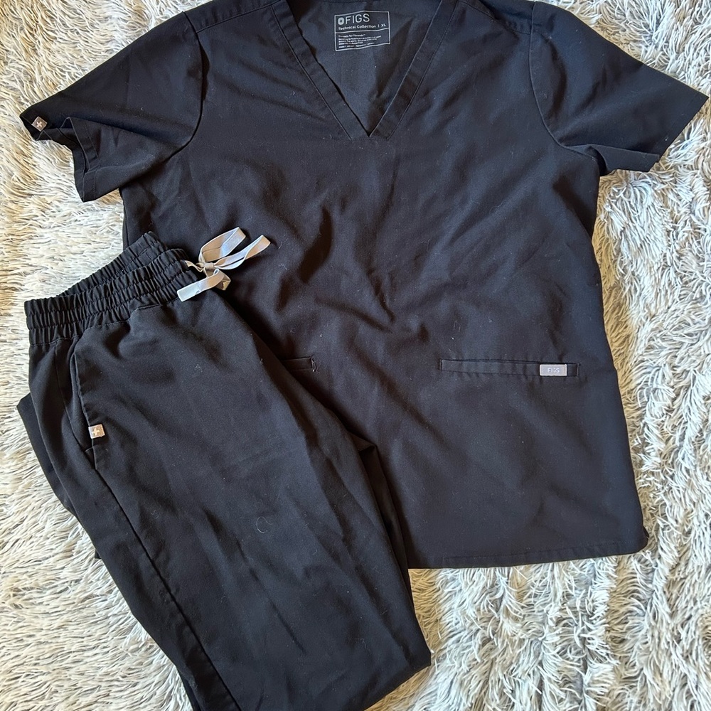 Black Figs Scrub Set